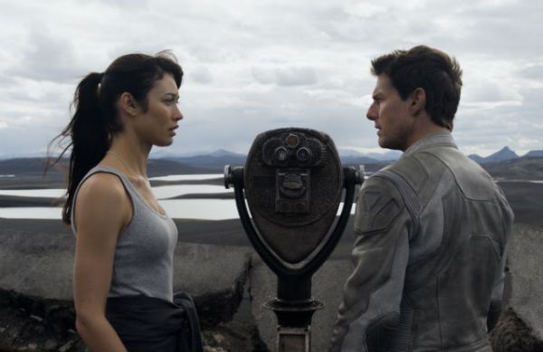 Tom Cruise and Olga Kurylenko in Joseph Kosinski's 'Oblivion' (Universal Pictures)